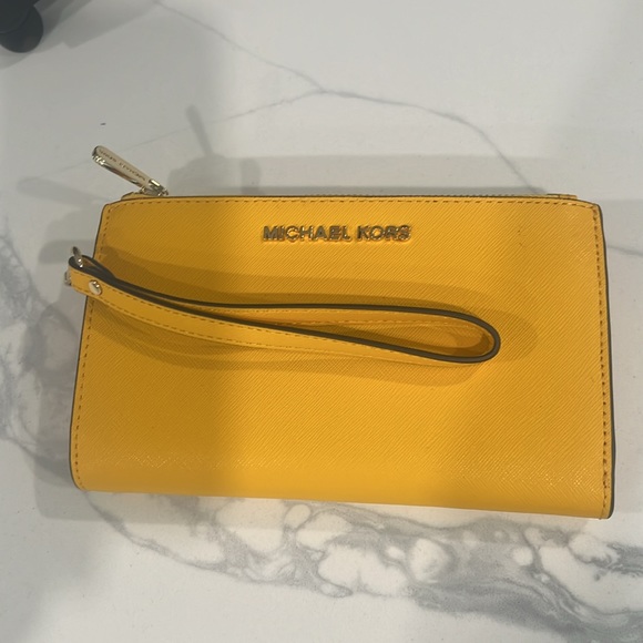 💛Cute. Michel Kors WRISTLET. - Picture 16 of 16